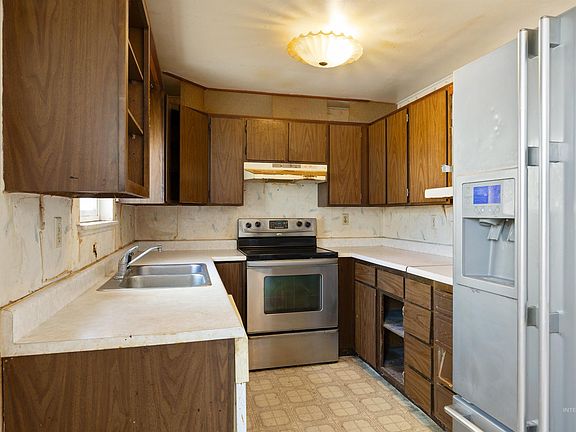 5th image of 526 E Avenue J