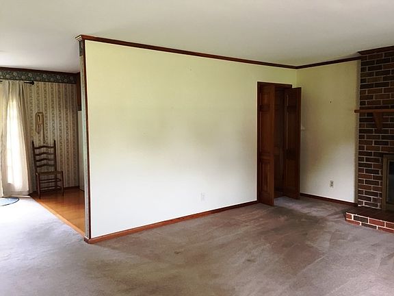 4th image of 504 Pinecrest St