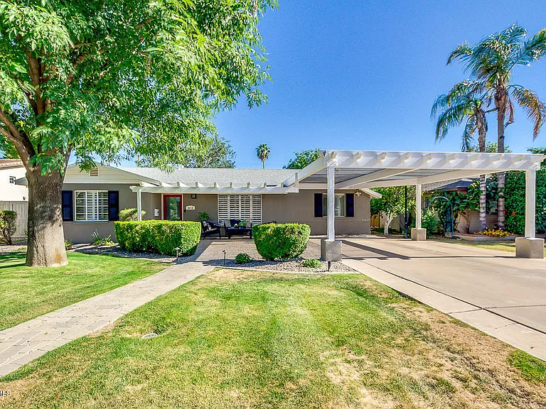 4113 E Minnezona Ave — Photo 1