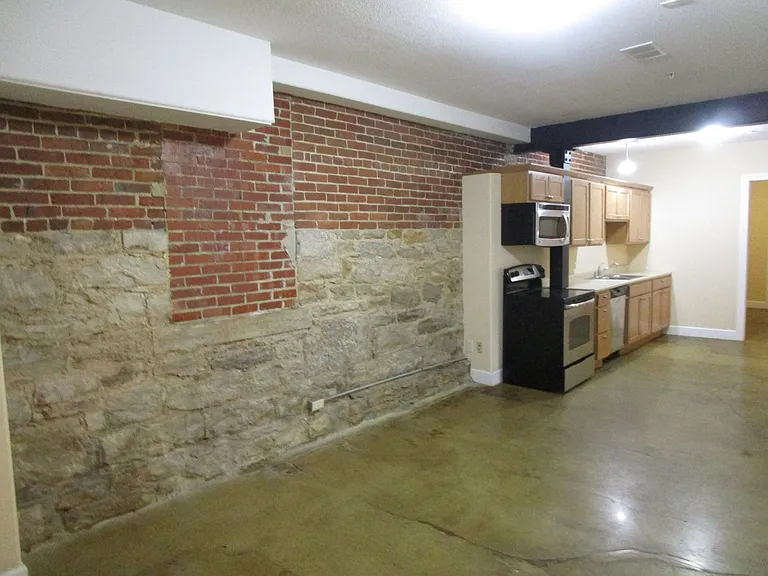 810 E Broadway — Photo 6