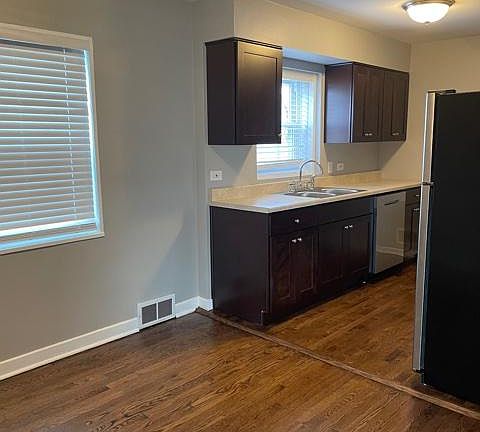 3rd image of 848 Dunlop Ave