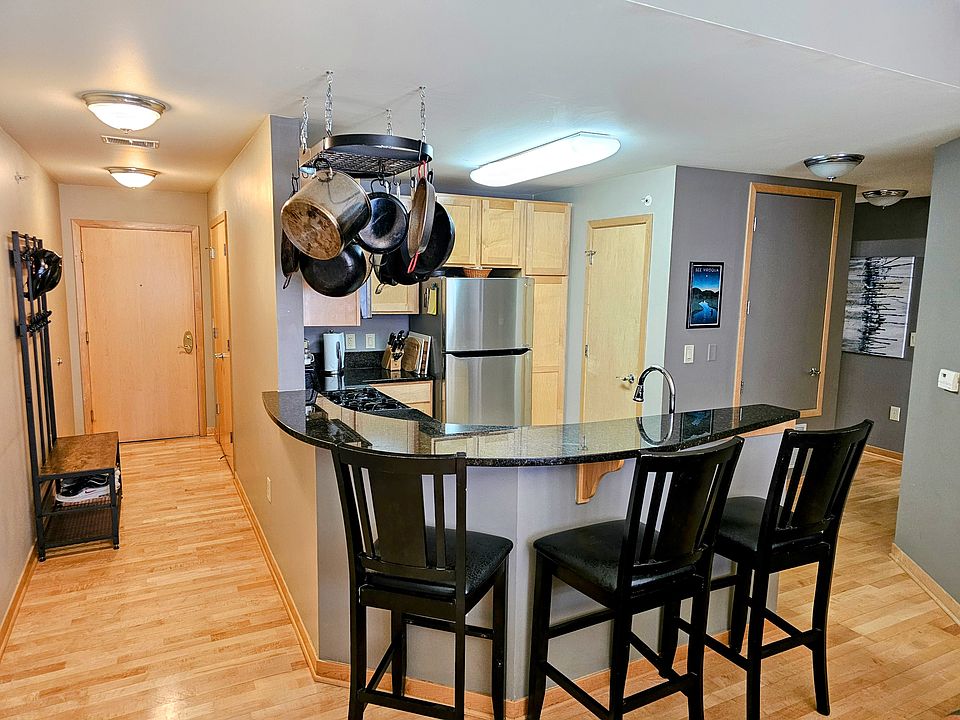 Kitchen and Breakfast Bar
