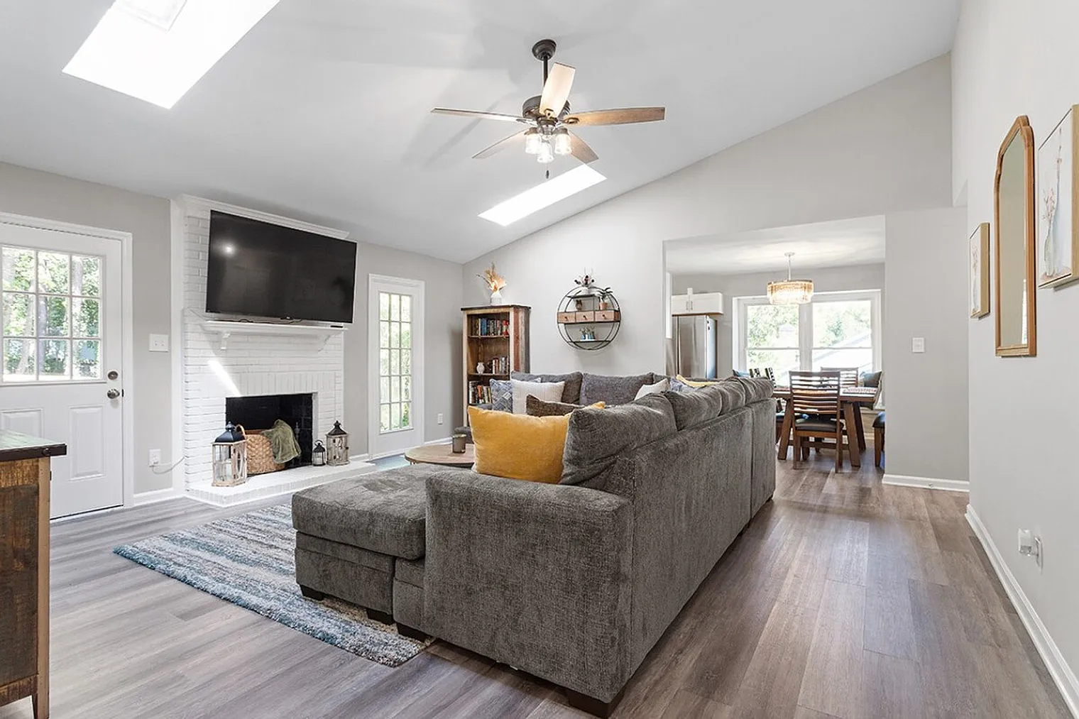3 bed, 2.0 bath, 1356 sqft, $5,233 — Photo 3