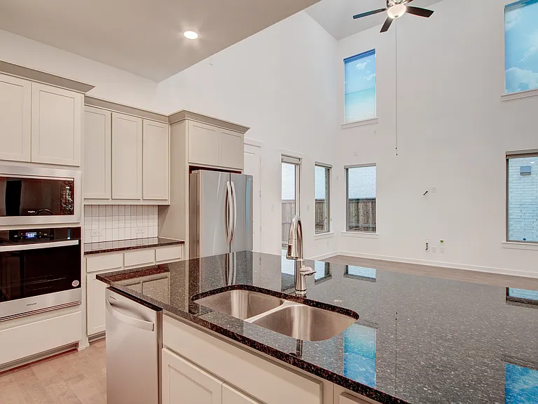 724 Kendall Ln — Photo 4