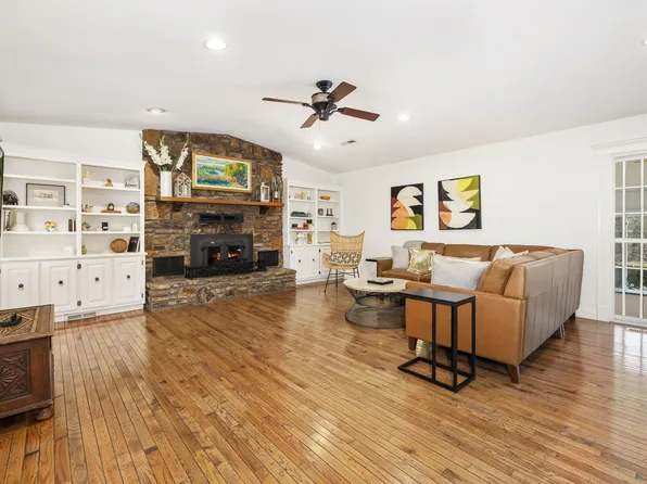 8442 E McNelly Rd, Bentonville, AR