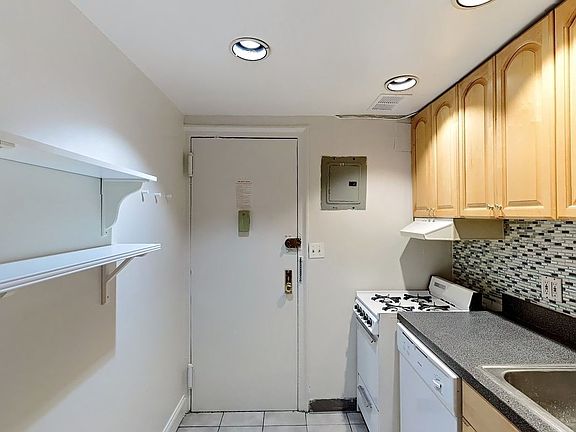 4th image of 50 W 72nd St APT 511