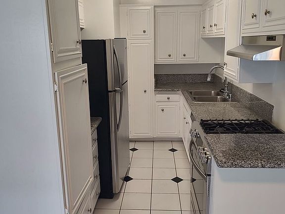 2nd image of 1427 N Poinsettia Pl APT 105
