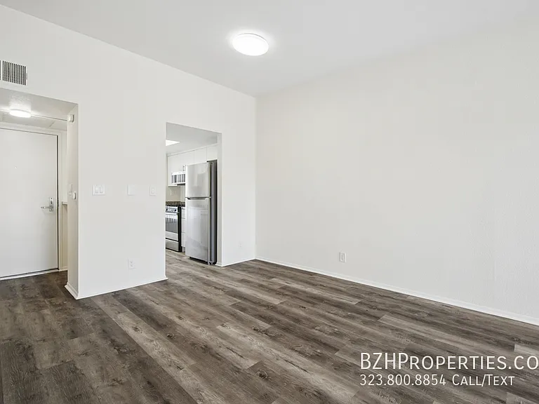 870 Crenshaw — Photo 8