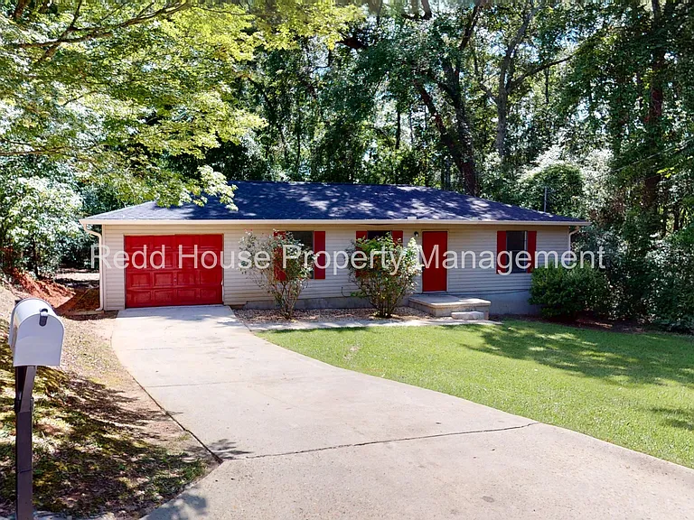 111 Oak Ridge Dr — Photo 1
