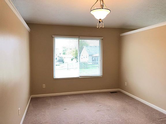 5th image of 23 Forest Pond Dr