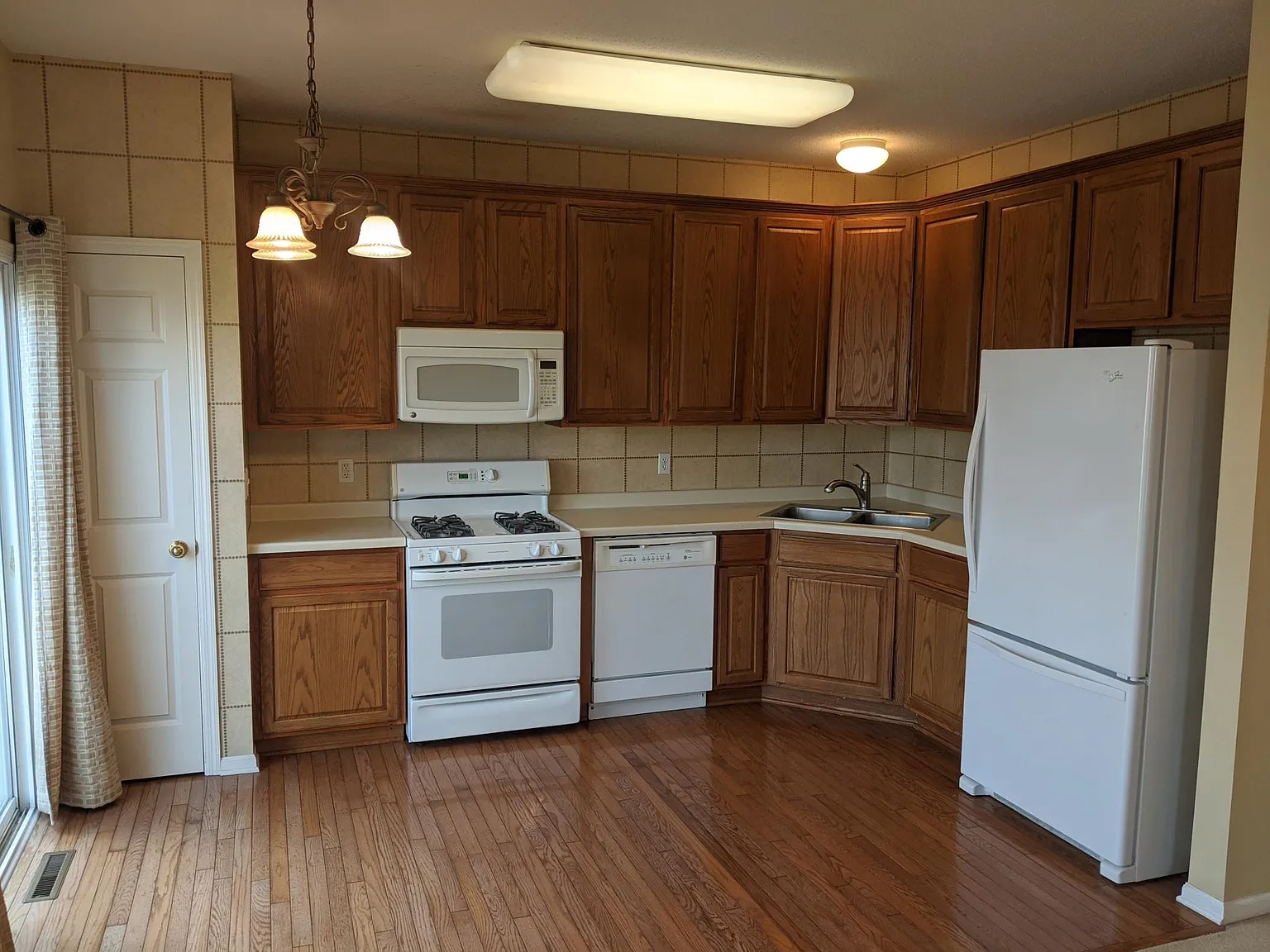 4 bed, 3.5 bath, 2200 sqft, $2,495 — Photo 4
