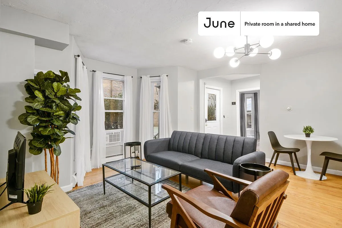 Queen bedroom in 2 bed/1.5 bath home in Newton Corner #776 B — Photo 2