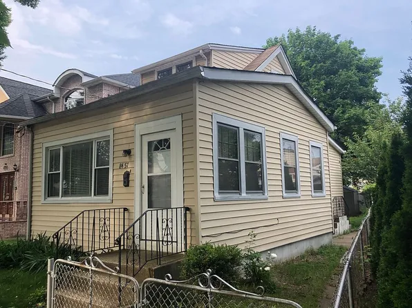 8457 266th St, Floral Park, NY 11001