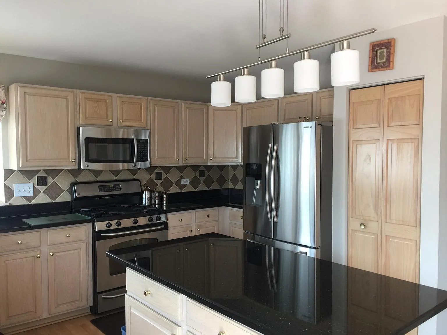 4 bed, 2350 sqft, $3,250 — Photo 2