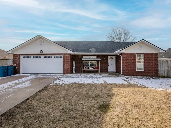 615 Birmingham St SW, Gravette, AR 72736