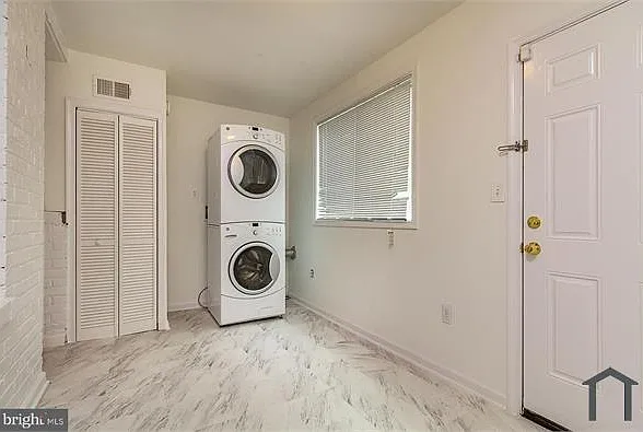 1729 E St NE #4 — Photo 5