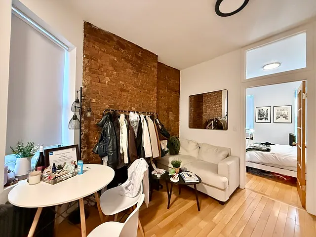 338 E 5th St #20 — Photo 1