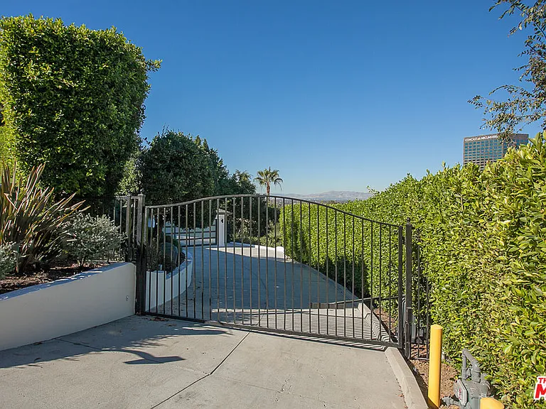 3751 Multiview Dr — Photo 2