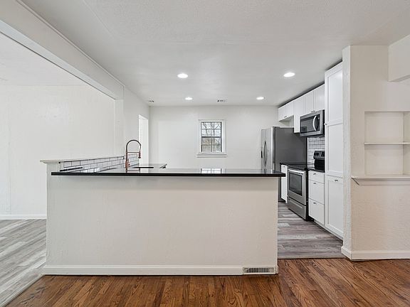 5th image of 202 W Peach St