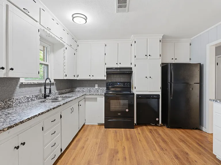 1520 E Hankerson St — Photo 18