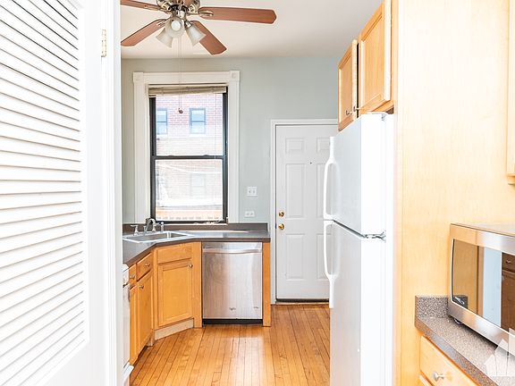 2nd image of 907 W Addison St #2