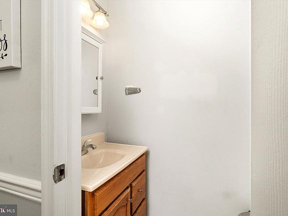 4th image of 626 Twin Rivers Dr N