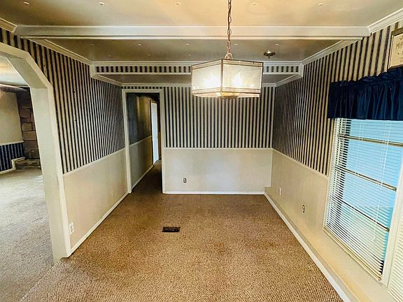 5th image of 122 Hamaker St SW