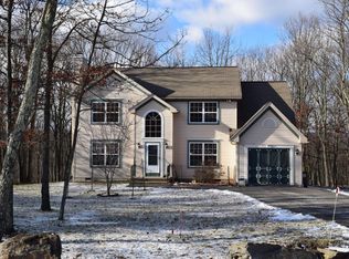 8209 Woodchuck Ct, East Stroudsburg, PA 18301