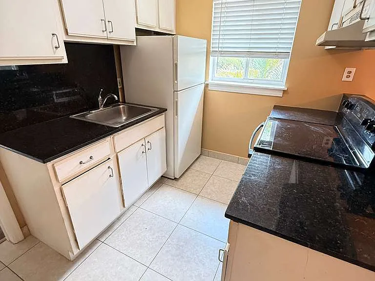 1044 NE 8th Ave #10 — Photo 8