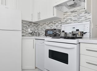 Skyliner, Toronto, ON M5R 2N9