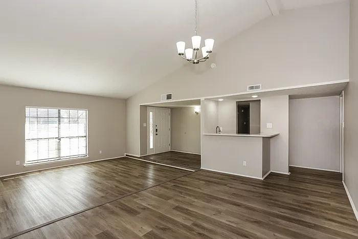 4 bed, 2.0 bath, 2109 sqft, $2,470 — Photo 4