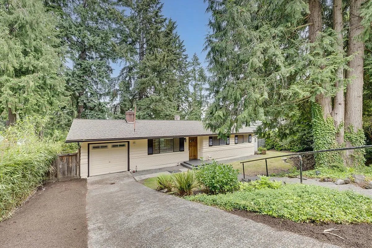 Spacious 3 bed 2.5 bath in Eastgate neighborhood. — Photo 2