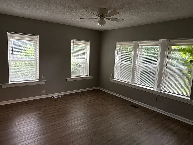 4010 Forest Ave #104 — Photo 2