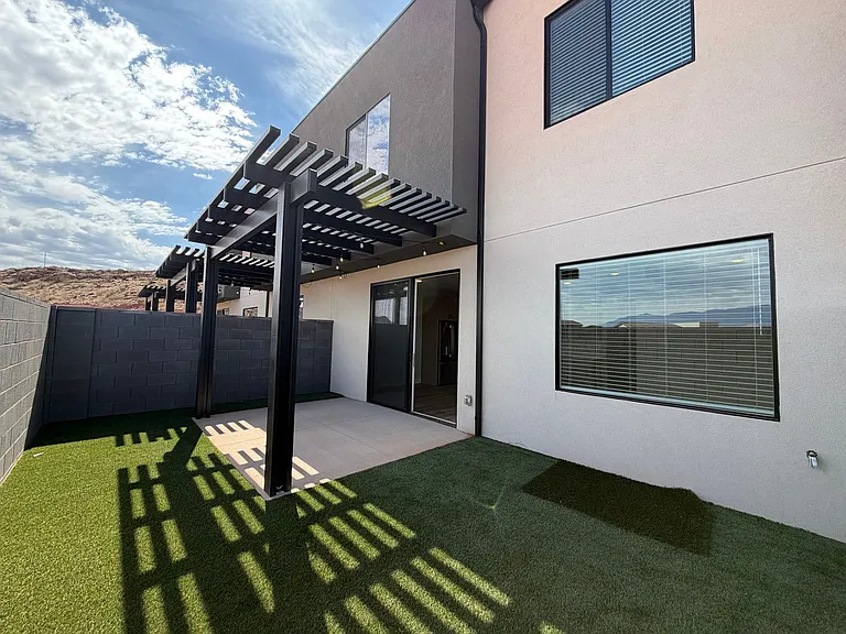 577 E Hemsworth Ln — Photo 3
