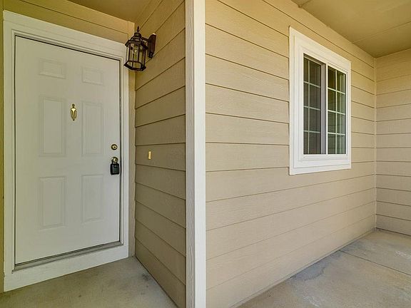 5th image of 883 Emerald Dr