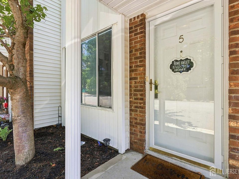 1st image of 5 Nicholas Ct