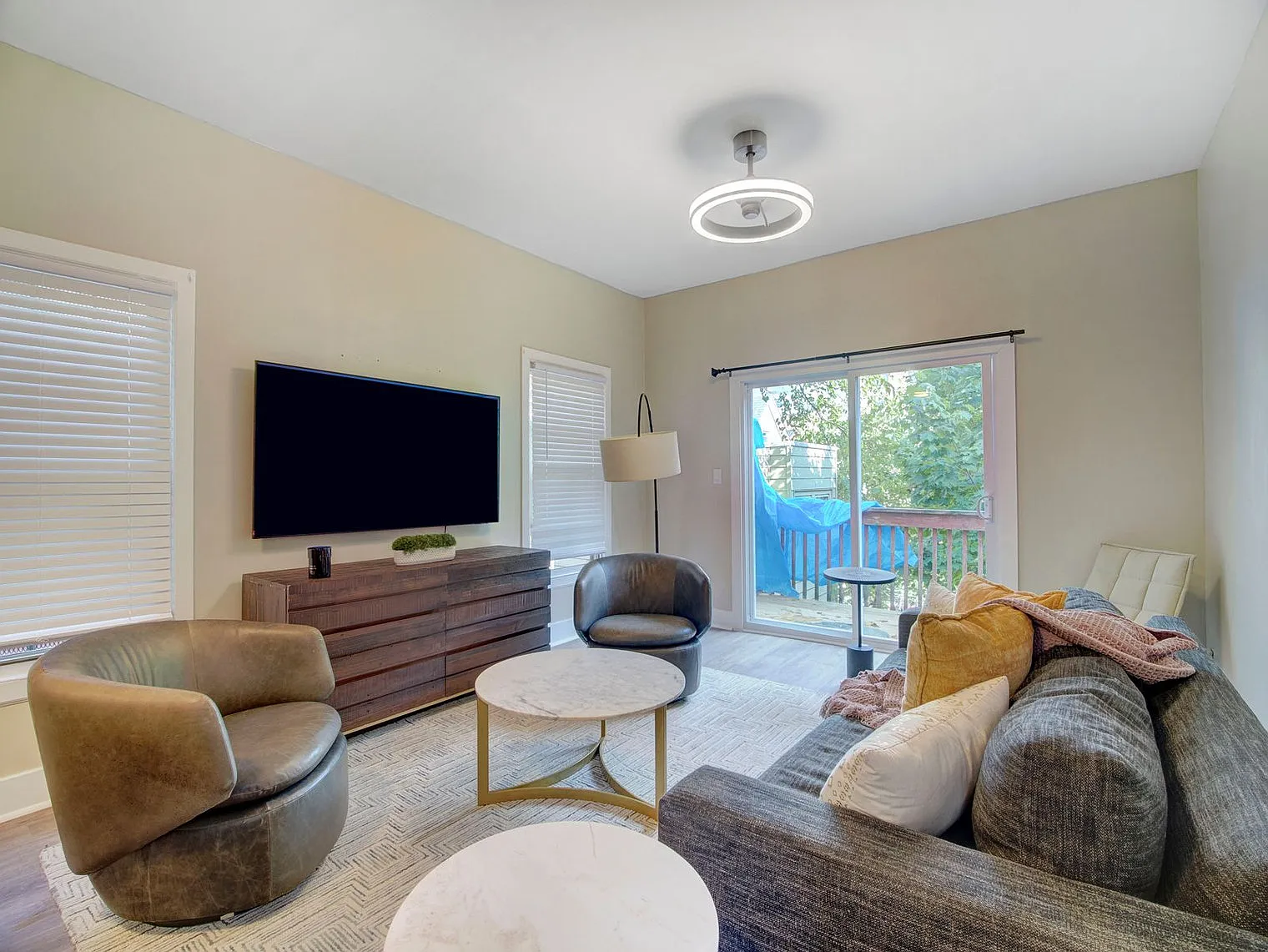 3 bed, 1.0 bath, 1291 sqft, $9,122 — Photo 3