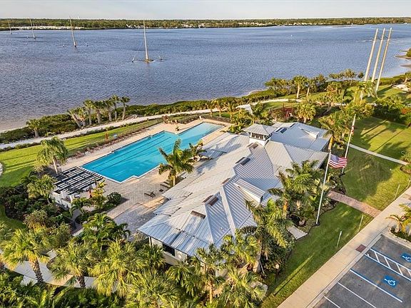 3rd image of 904 Riverscape St