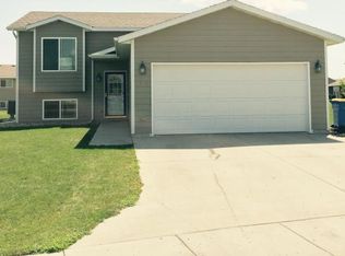 1716 Torrey Pines Dr, Brookings, SD 57006