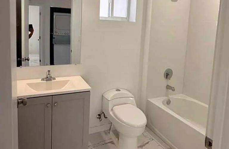 811 E 52nd St #202 — Photo 7