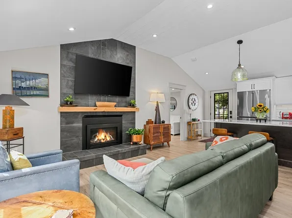 9 Locust Ave, Barnstable, MA 02630