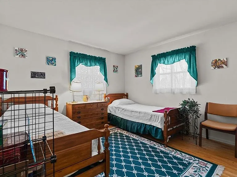 MIDDLE BEDROOM/BEDROOM 2