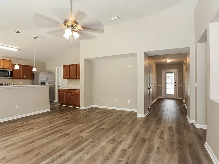 392 Bostwick Cir — Photo 4