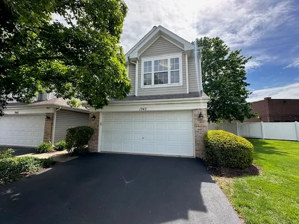 1942 Town Dr, Naperville, IL 60565