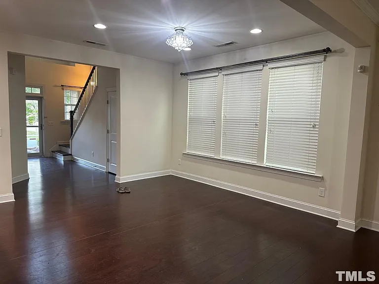 145 Begen St — Photo 25
