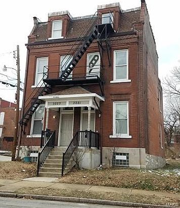 Front view of 3021 Iowa.
