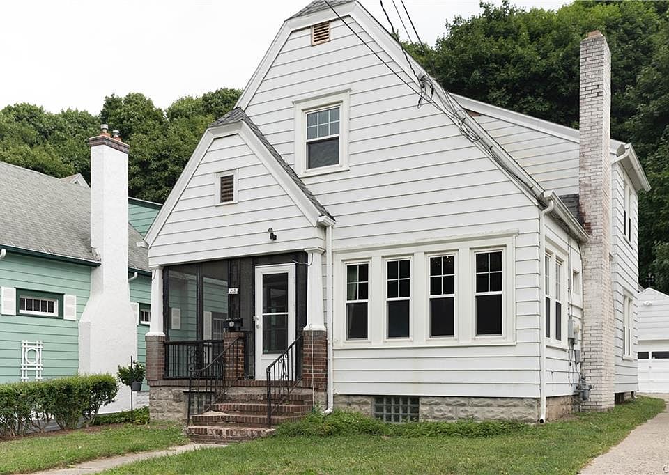 1st image of 215 Montrose Ave