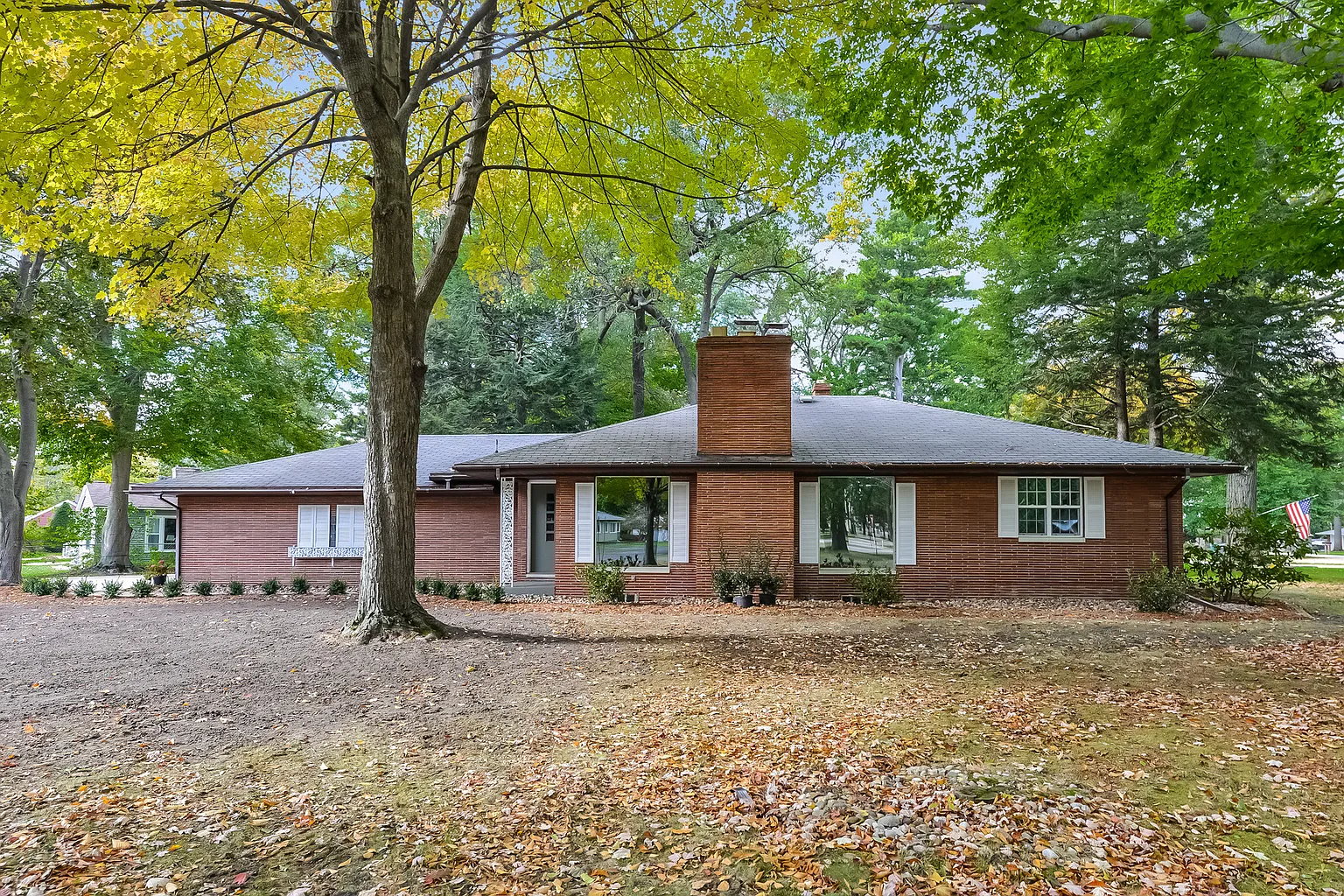 686 Cambridge Dr photo 1