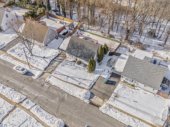 2nd image of 107 Boulevard W