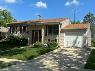 692 Maple Dr, Buffalo Grove, IL 60089